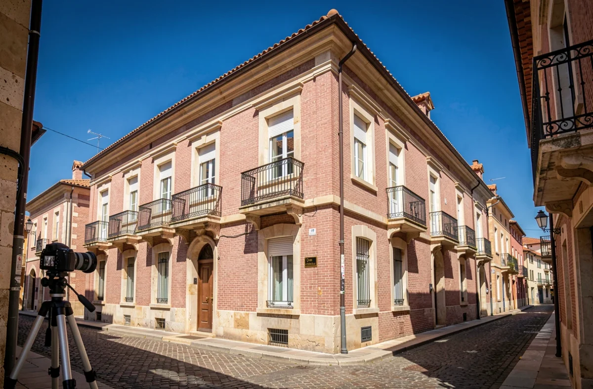 Façade en brique rose d'une maison de ville toulousaine photographiée en extérieur pour une annonce immobilière de prestige